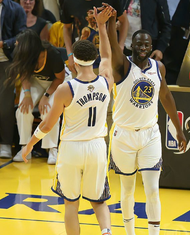 包含黄蜂碾压湖人，库里统治全场的词条