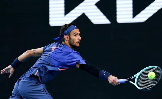 包含西班牙网球队完胜英国网球队，克耶高斯打破历史纪录的词条