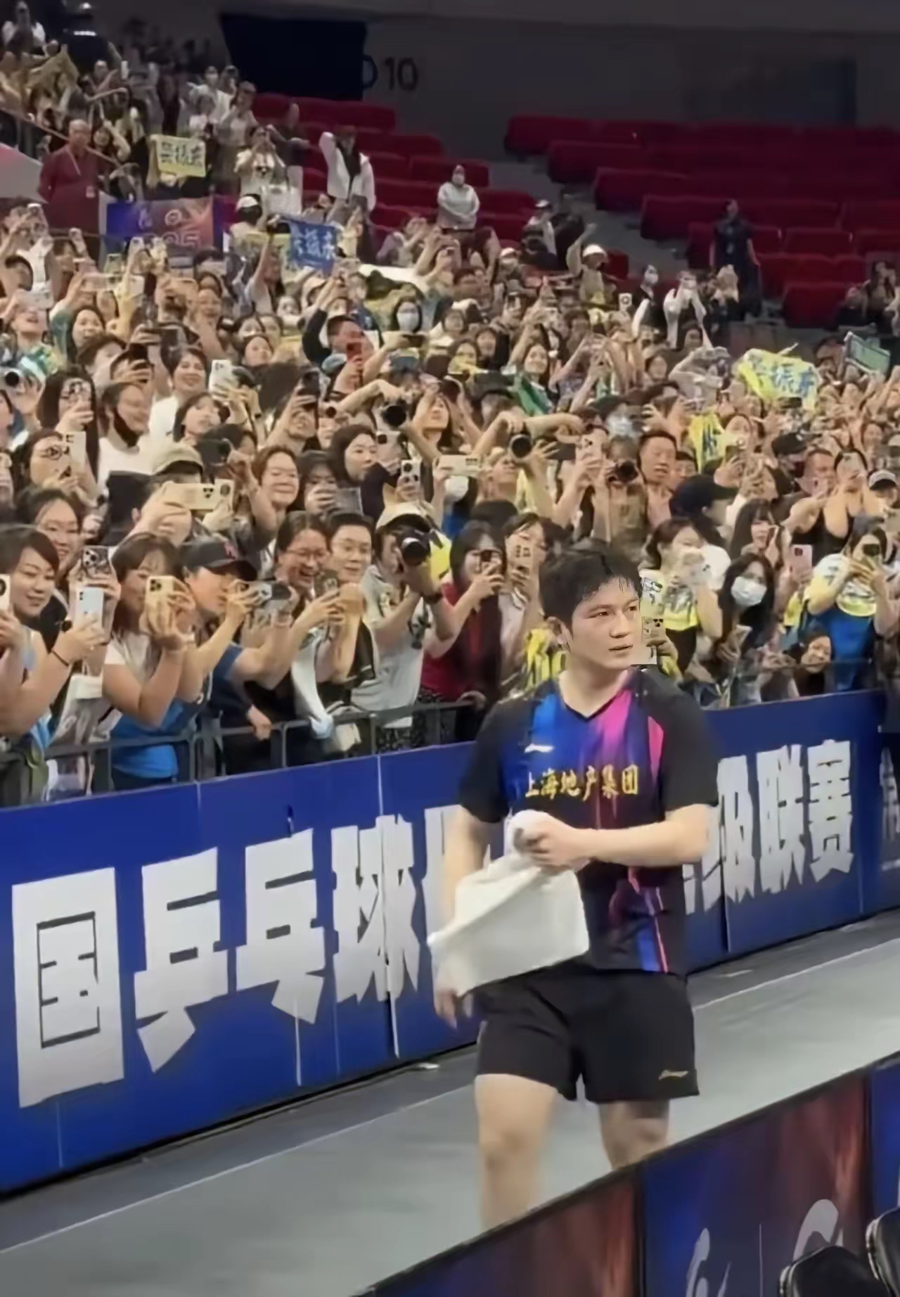 包含中国乒乓球队力克比利时乒乓球队，樊振东送出助攻的词条