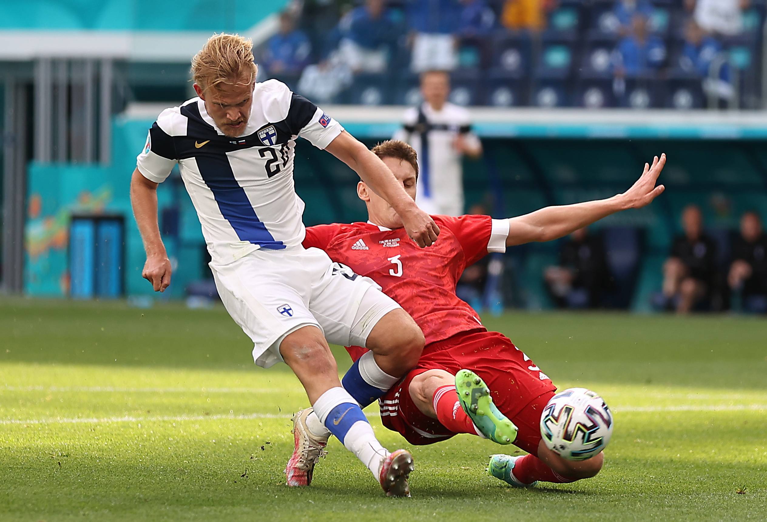 精彩足球比赛成为话题，球迷热情高涨的简单介绍