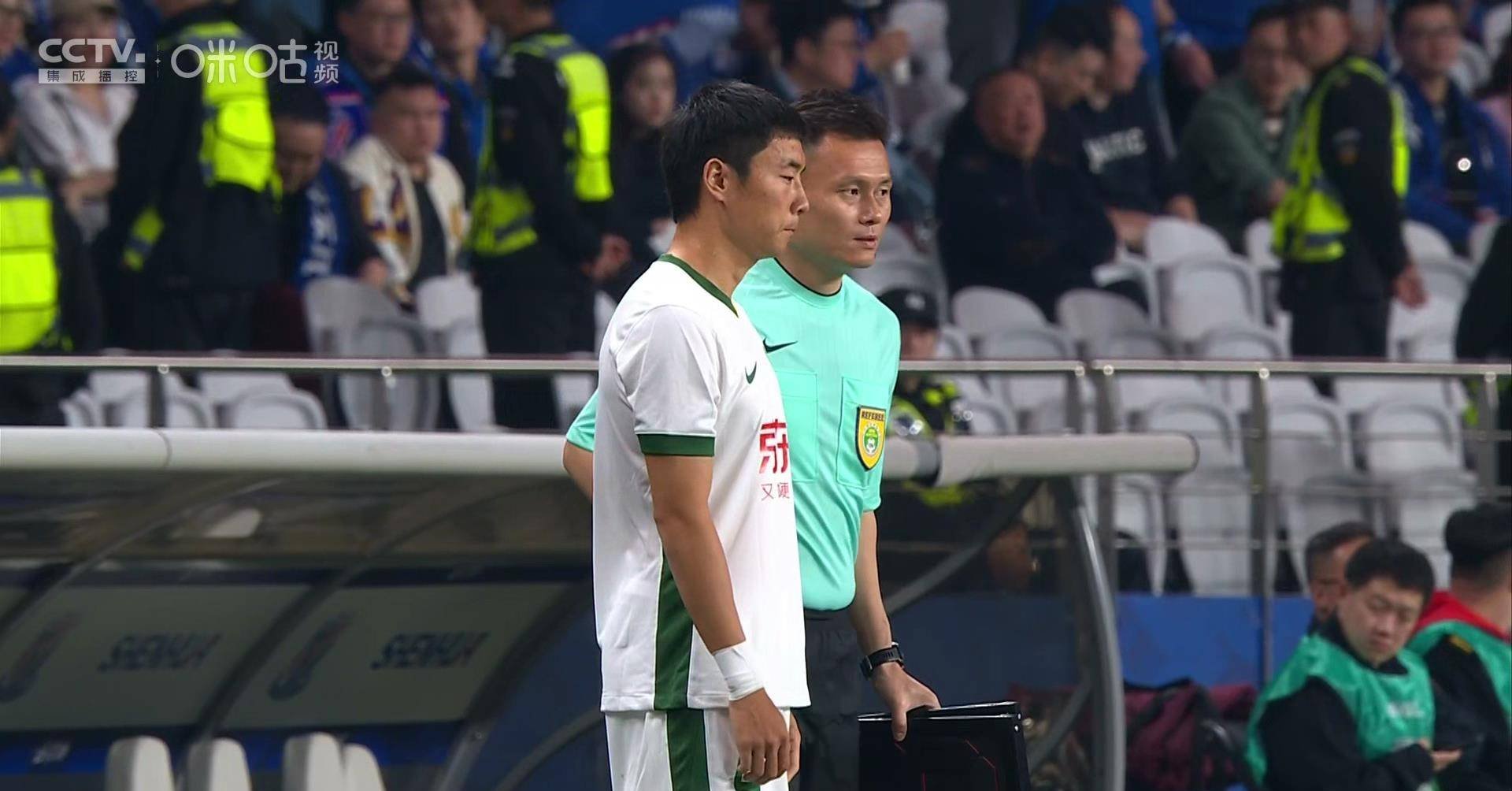 包含申花客场大战上港，灯柱阿帅射门空门得分的词条