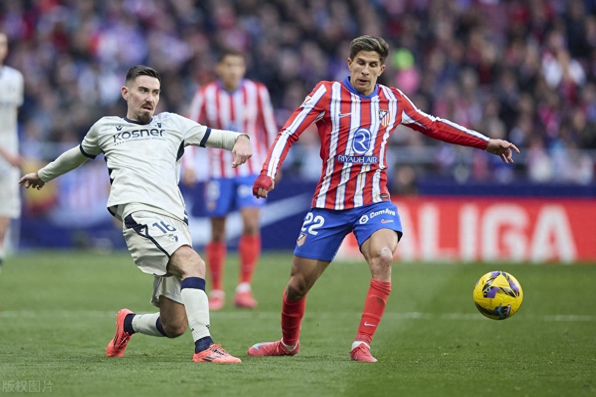 甲级联赛揭幕赛火热上演，名列前茅球队意气风发