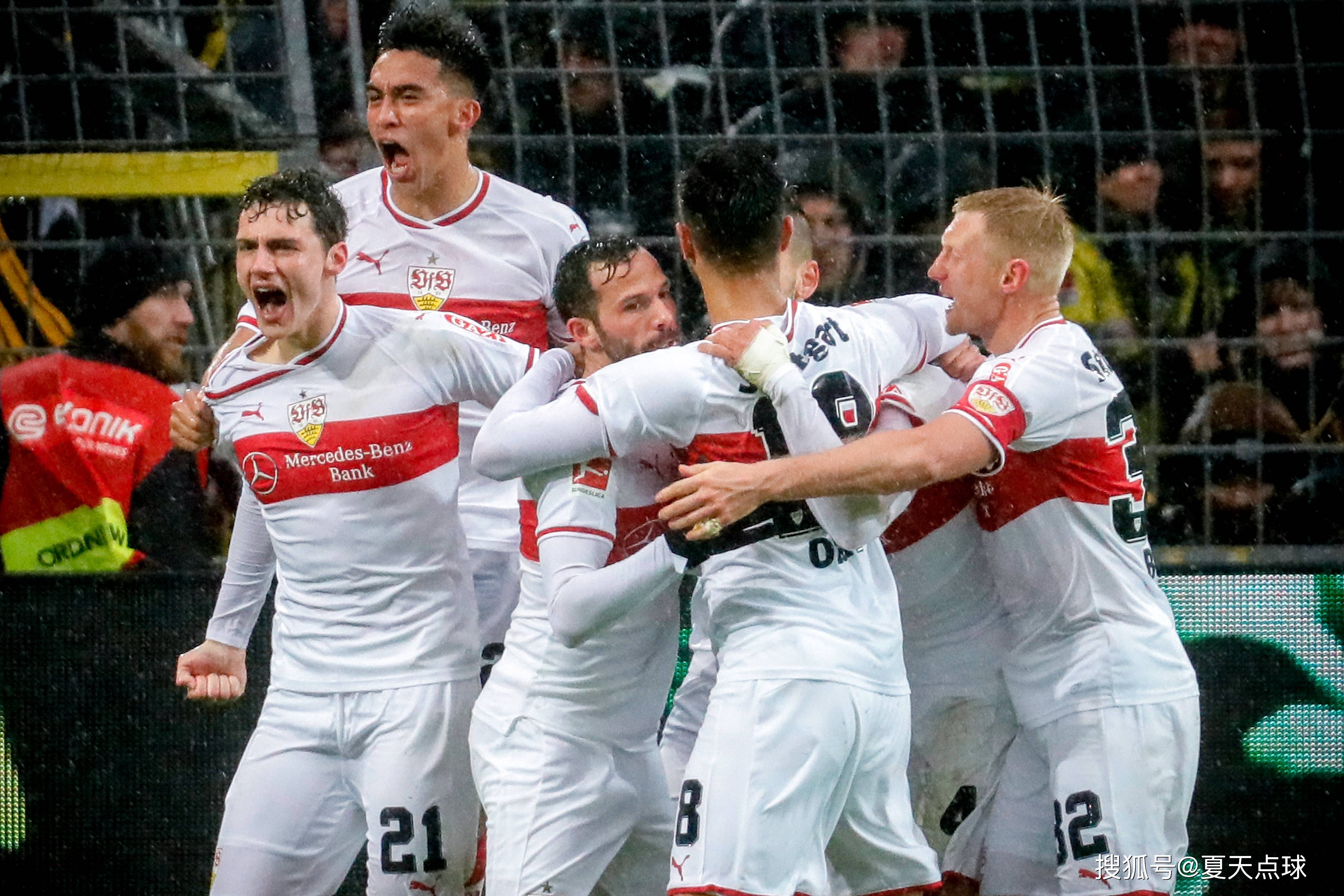 包含拜仁慕尼黑轻松击败对手,领跑德甲榜首的词条 包含拜仁慕尼黑轻松击败对手,领跑德甲榜首的词条