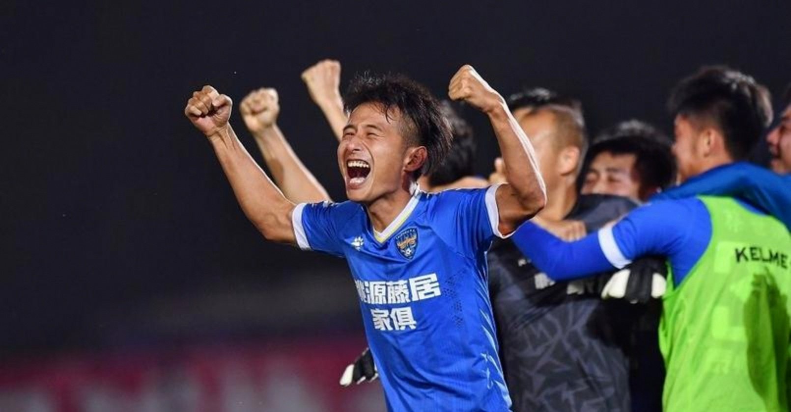 比赛瞬间球员们出色的表现赢得了全场赞誉！的简单介绍